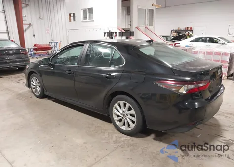 2022 Toyota Camry Le z USA, uszkodzony, nr VIN 4T1C11AK4NU058267